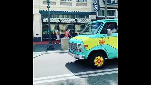 Scooby-Doo Gang arrive at Universal studios florida Orlando