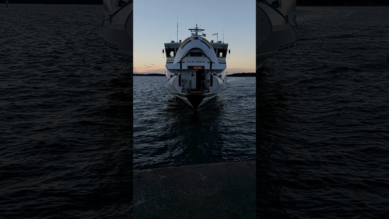 Saxaren anlöper Bjurön en söndagskväll