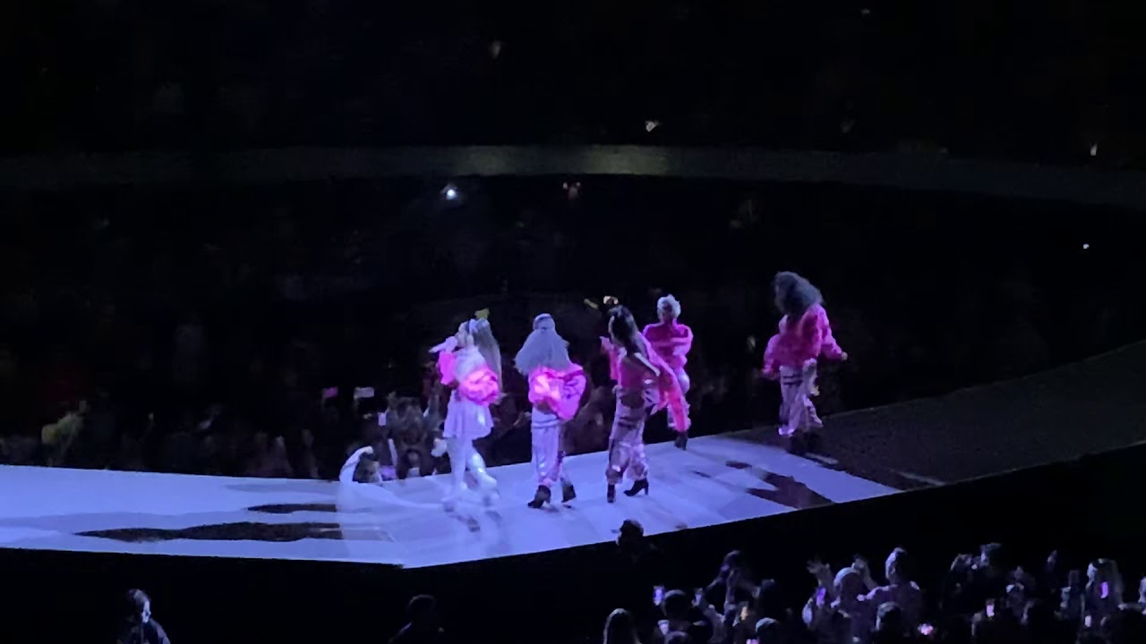 7 rings - Ariana Grande live at the STAPLES Center - YouTube