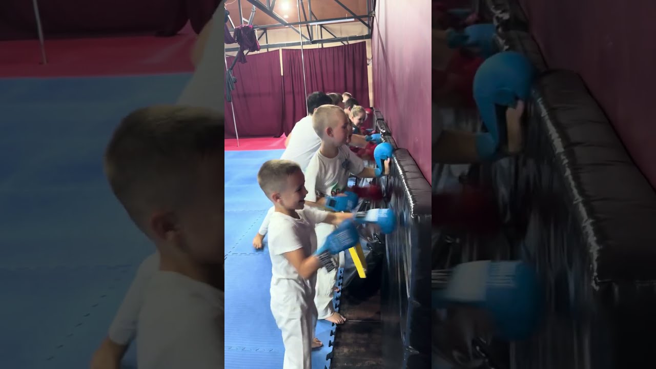 Кадр з відео: діти в рукавичках відпрацьовують удари на тренуванні DZEN KARATE CLUB