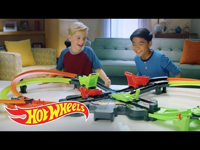 Mattel Hot Wheels® Colossal Crash Track Set