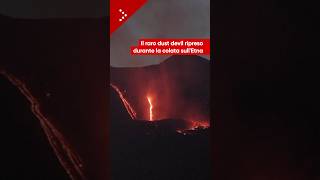 Etna, il raro dust devil ripreso durante la colata lavica