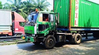 Truk trailer masih di tanjakan jembatan Penyeberangan jalan tol mabar Medan