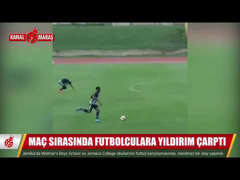 Bir futbol maçı sırasında oyunculara yıldırım çarptı