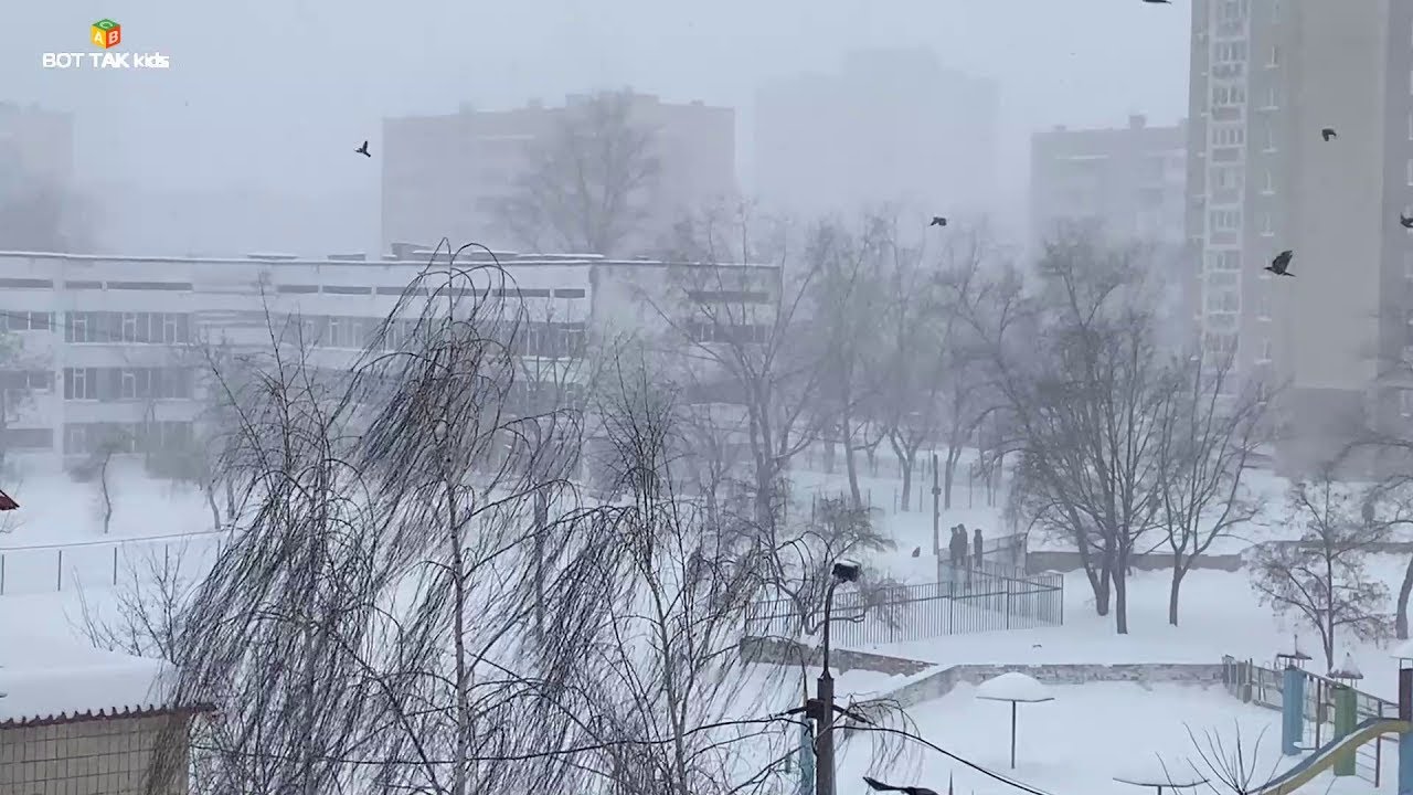 А снег не знал и падал