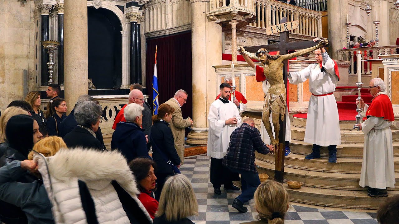Veliki Petak. KLANJANJE KRIŽU. Šibenik , katedrala sv Jakova.