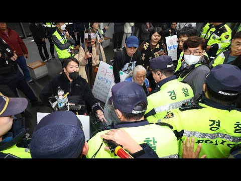 <strong>서울교통공사</strong> &amp;quot;전장연 지하철시위 봉쇄…역사 진입 차단&amp;quot; / 연합뉴스TV (YonhapnewsTV)