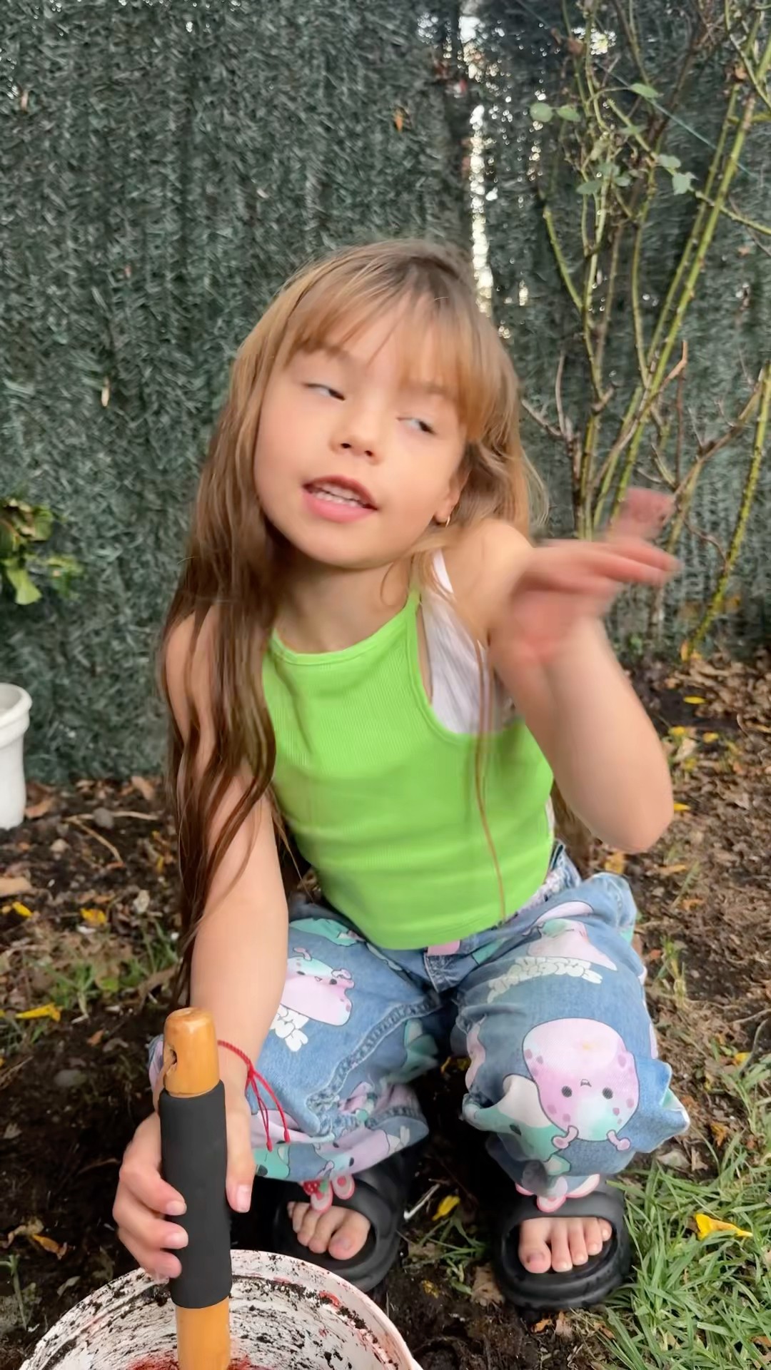 Kendall juega con tierra #humor #cosasdefamilia #comedia #cosasdecasa #comedy #cosasdemamas #shortv