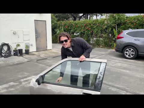 BREAK FREE from car ENTRAPMENT! Smash a window and cut through seatbelts for escape with resqme®! 🚨💥