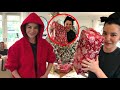Martha Higareda abre su regalo de Navidad mientras Lewis Howes cuida a sus hijas