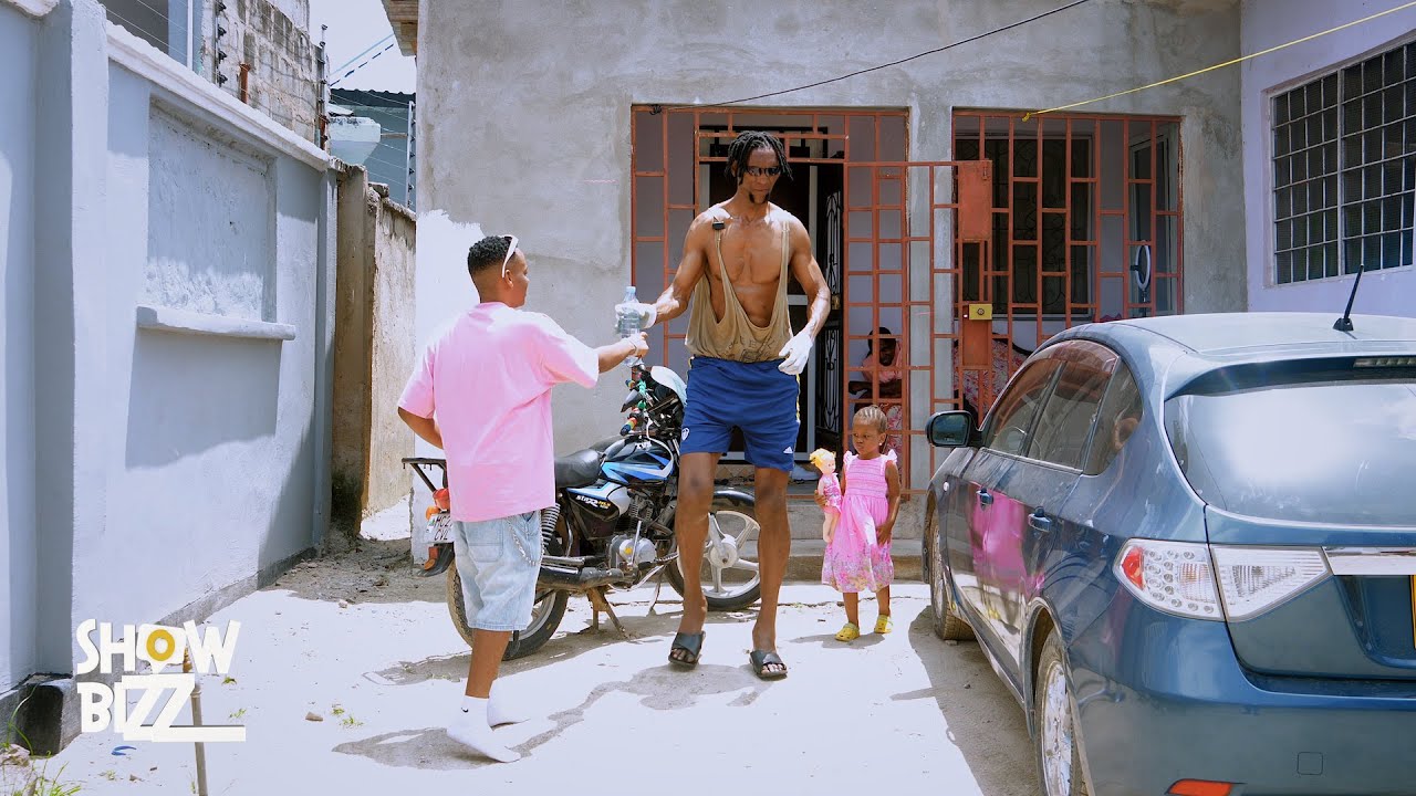 ANAPOISHI MTU MREFU ZAIDI TANZANIA/KITANDA FUTI SABA KWA NANE/SEBULE YAKE SASA/VIATU SPESHO ODA