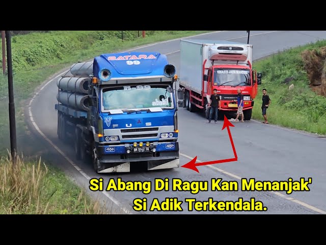 Truck Trailer Di Ragu Kan Menanjak Jalan Di Kosong Kan TrukTrailer Ambil Jalur Kanan Di Bukit Kodok. class=