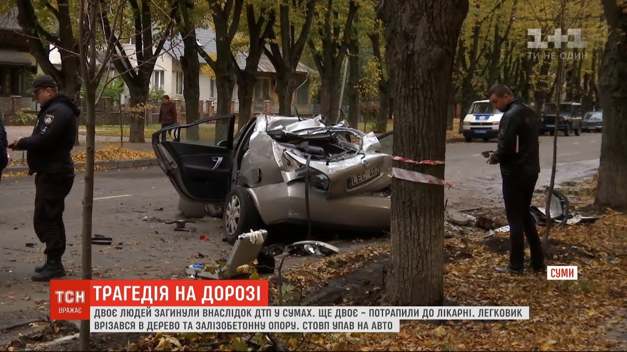 Стовп упав на машину в Сумах, двоє людей загинуло