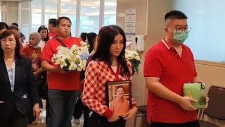 Download Lagu MOMEN SARWENDAH ANTARKAN LANGSUNG ABU SANG AYAH UNTUK DILARUNG MP3 Download Lagu MOMEN SARWENDAH ANTARKAN LANGSUNG ABU SANG AYAH UNTUK DILARUNG MP3
