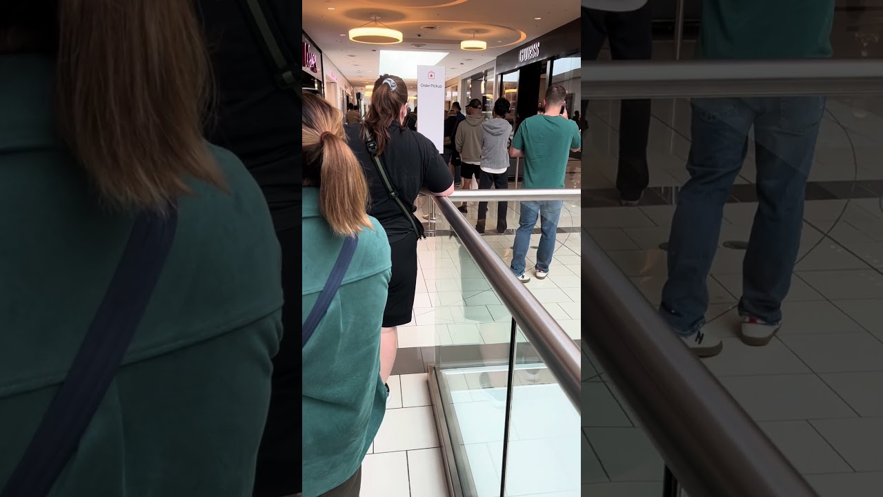 The queue in front of the Apple Store 