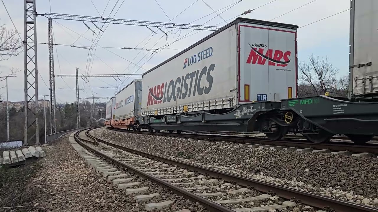 МДТВ 45140 на Пимк с лок. 80 007 и 80 002 Bisera заминава от гара Шумен с малък поздрав.