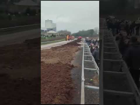 Agricultores na França transformam rodovia em lavoura durante protesto | Canal Rural