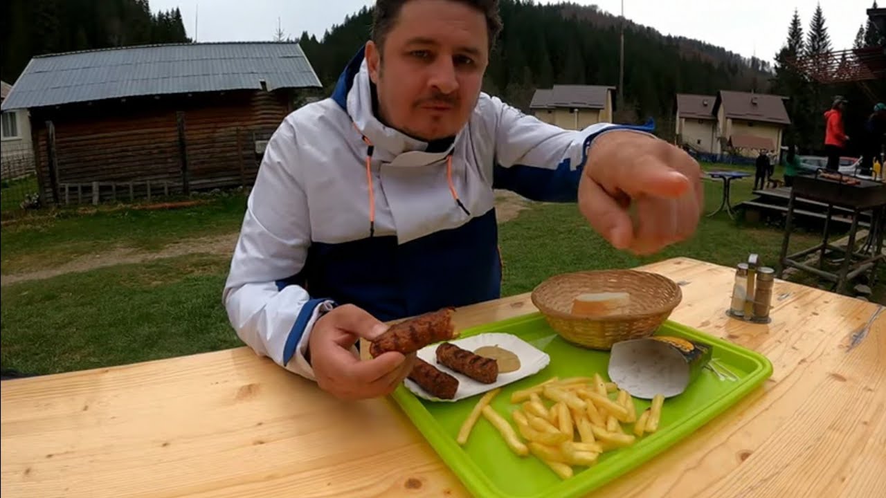 Mici de mangalița în mijlocul sălbăticiei din munți. Cea mai pură apă din lume este aici