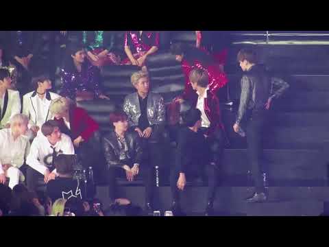 181106 MGA 정국이 자리 챙겨주는 셀럽파이브 김신영님  @지니뮤직어워드