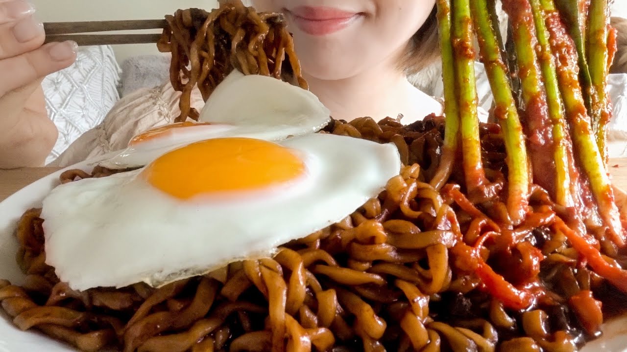 【咀嚼音】ジャージャー麺とネギキムチを食べる【ASMR/EATINGSOUNDS】