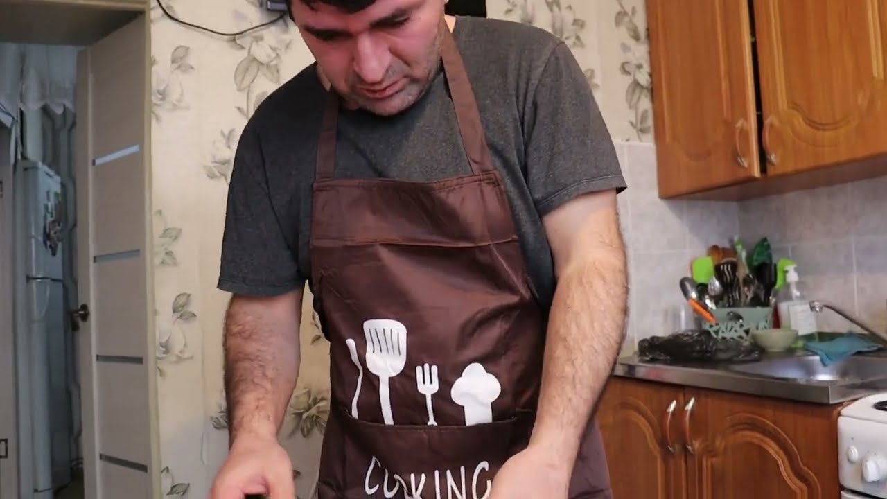 Надел фартук и готовит Дымляму. Абдугани едет в гости.