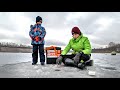 ДВА БРАТА НА РЫБАЛКЕ! Взял сыновей на зимнюю рыбалку в палатке! | Семейная рыбалка 2021