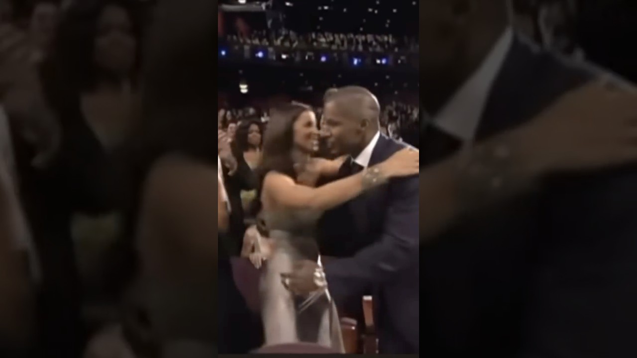 Jamie Foxx wins an Oscar for “Ray” 