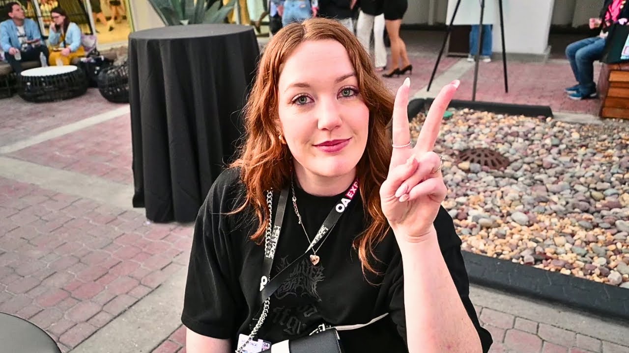 Поиск оригинальных иллюстраций для комиксов на OAX 2026 | Барт Сирс и Крисси Зулло