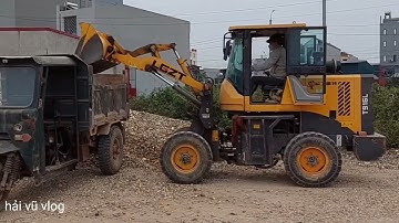 Máy xúc lật múc sỏi lên công nông ba bánh #congnongbabanh