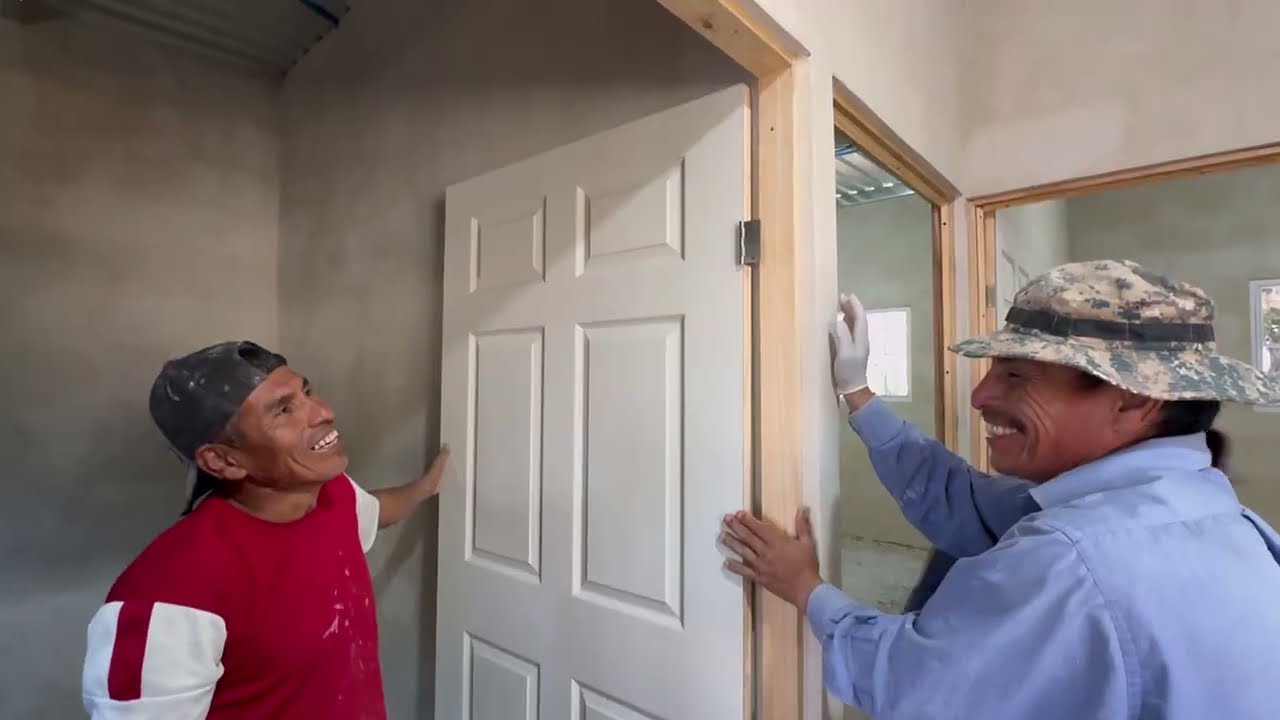 🔵instalación de puertas en la NUEVA CASA de William y familia/ Donación de CASA #55 🇸🇻