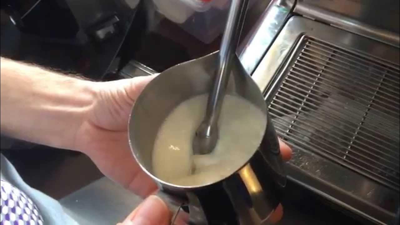 взбить молоко паром. взбить молоко паром. питчер для молока bork. взбивание молока для капучино в кофемашине. взбивают молоко в кофемашине.