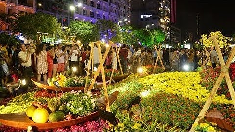 13/2/2018 Vạn người chen chúc trong đêm khai mạc đường hoa Nguyễn Huệ