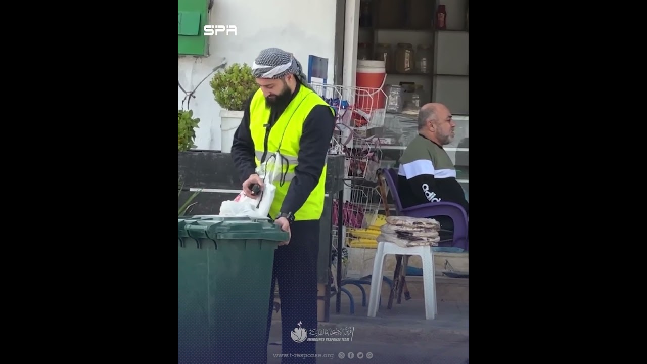 عابر سبيل يتسبب بدموع الفرح لنازح أنهكته مشاكل الحياة (يلي برضى بعيش)