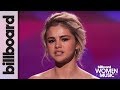 Capture de la vidéo Selena Gomez Tearfully Accepts Woman Of The Year Award At Billboard's Women In Music 2017