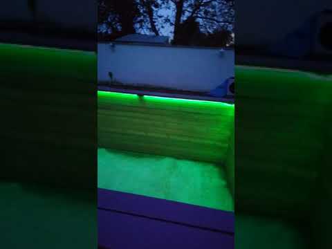 piscine bois avec lumière de couleur