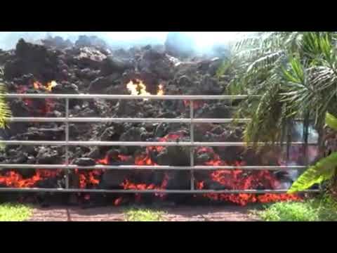 น่ากลัว!! ภูเขาไฟระเบิดที่ฮาวายพ่นลาวาทะลักลงถนนเผาทุกอย่างราบ!! 8/05/2018