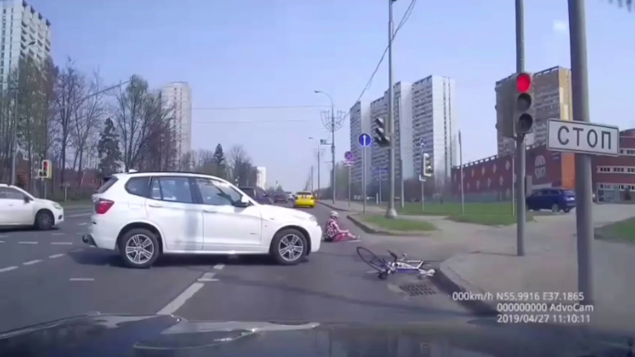 Велосипедист врезался в машину
