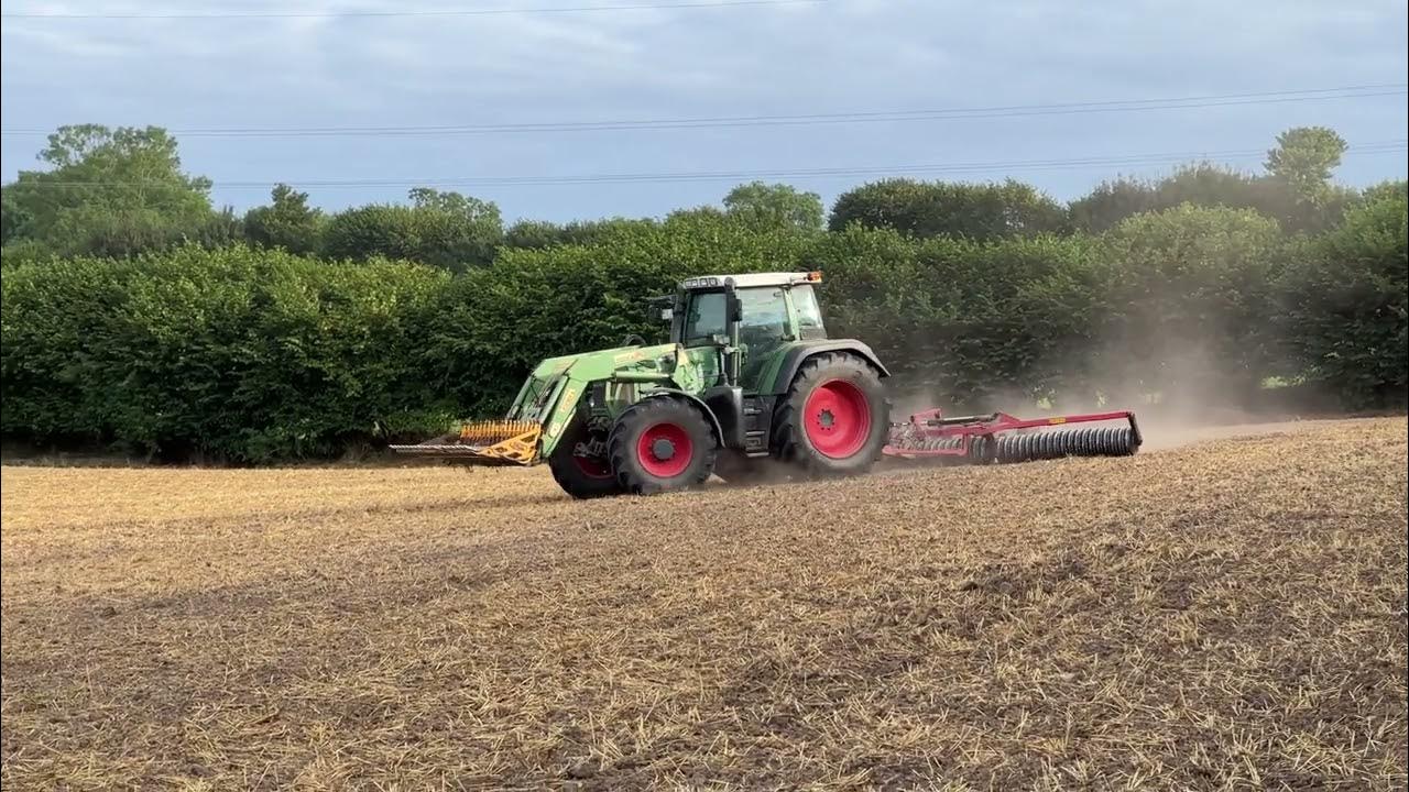 Fendt Traktor beim Grubbern der Ackerfläche Bodenbearbeitung mit
