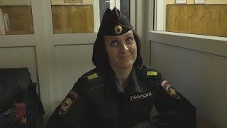 Сотрудница полиции блещет знанием законов и приказов )