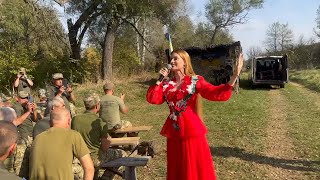 Ярослава Руденко заспівала «Слава нашим ЗСУ» в Донецькій області для Воїнів.