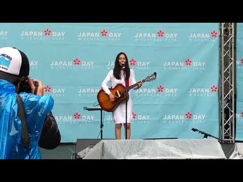Kana Uemura croons "Goddess of the Toilet" (トイレの神様)