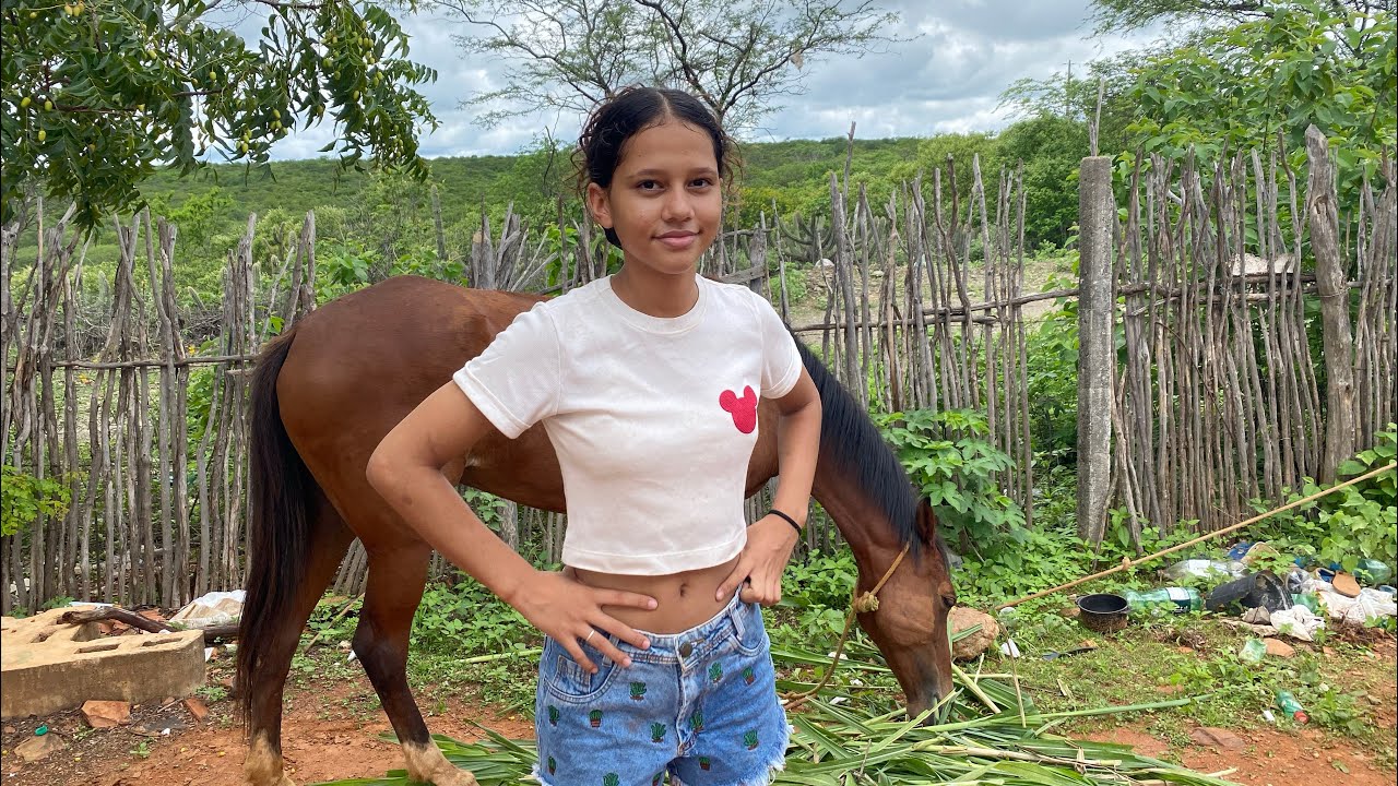 ALIMENTANDO A MINHA ÉGUA AQUI NO SERTÃO 