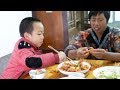 农村儿媳煮了盘虾，花了70块钱，俩儿子第一次吃虾吃的这么满足