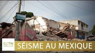 Les Secouristes Se Pressent Pour Sauver Les Vistimes Des Décombres