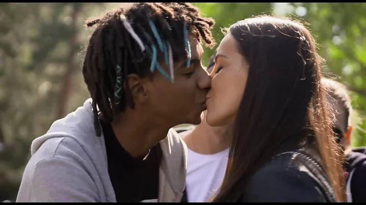 OTECKOVIA - Nina spoznala Edynovu priateľku