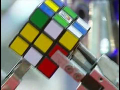 Robot shows how to solve Rubiks Cube