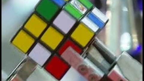 Robot shows how to solve Rubiks Cube