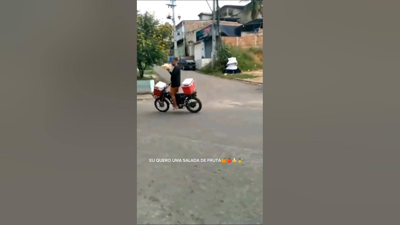 Oh james eu quero uma salada de fruatã 🗣️🏍️ - *Eu refugiado indo embora  do pais mas não deu tempo de comprar uma salada de fruta* da - iFunny Brazil