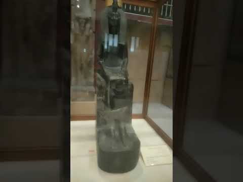 تمثال لي إيزيس ام الملك تحتمس الثالث