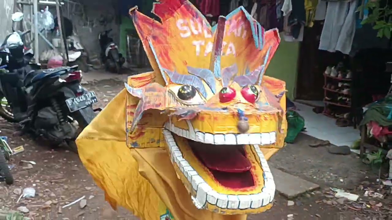 Maen barongan kardus lagi,awet banget barongan kardusnya